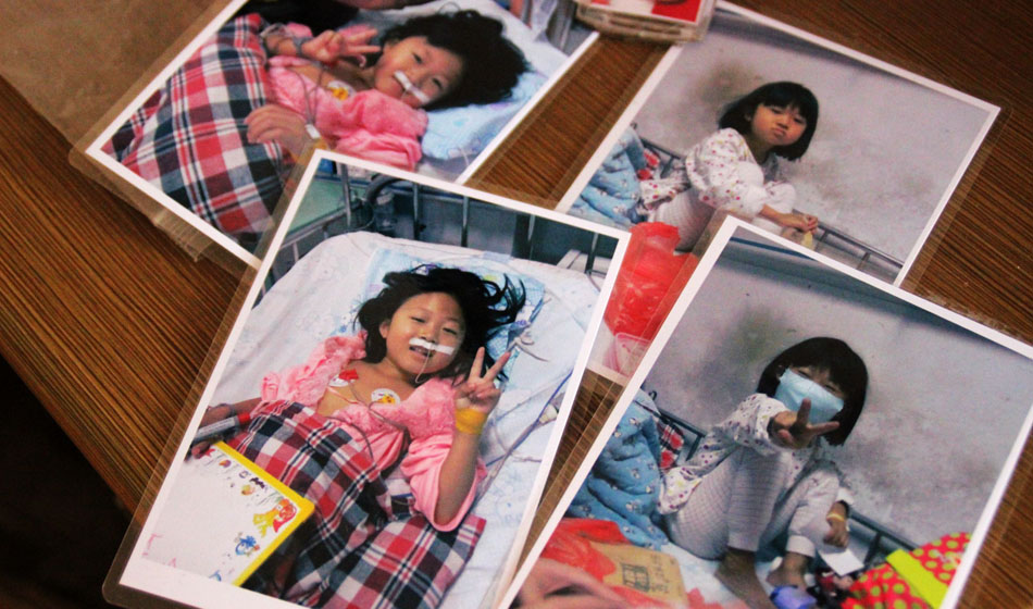 骨穿刺之前的輸血治療，小彬嫻的叔叔給她拍下的定格的微笑?！盀榱诵”驄梗依镒钪靛X的三馬車賣掉了，她叔叔把自己心愛的小車也賣掉了?！鄙Ｏ壬吹脚畠壕陀X得一切都值！