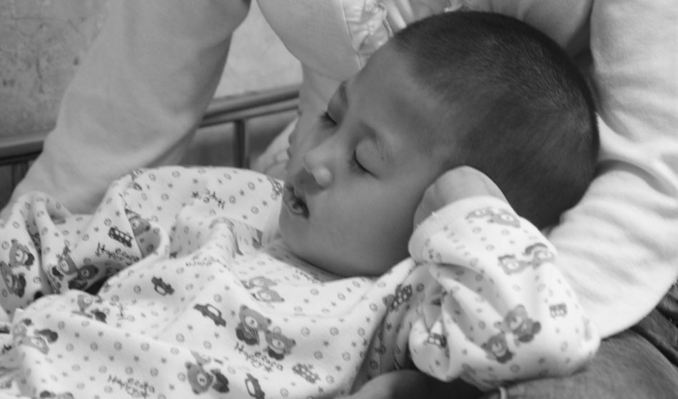 從生病那一天起，媽媽很少下床，她要時刻陪著小彬嫻，她知道女兒離不開自己。在病床上媽媽就是小彬嫻最安全的避風港，就連睡覺也要躺在媽媽的懷里，這樣才安心。