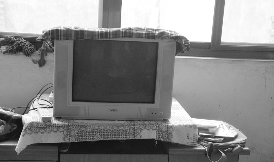 這臺彩色電視機是家里唯一的家用電器，而如今它也只是擺設(shè)，沒有人打開，即便是色彩斑斕的呈現(xiàn)，對這一家人來說都是黑白。