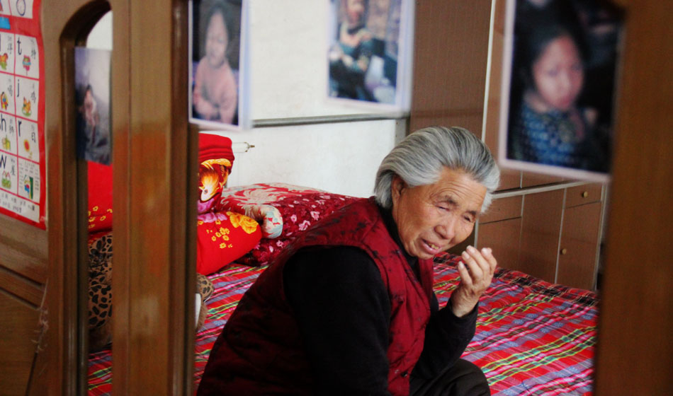 小彬嫻80歲的老奶奶每天在家祈禱小彬嫻早日回來。“老奶奶最親”這是小彬嫻對“誰最親”這個問題最多的回答，小彬嫻和老奶奶就像是一對好朋友，兩個人在一起總是歡聲笑語。而現(xiàn)在，老奶奶每天看著鏡子前的小彬嫻的照片就會淚流滿面。