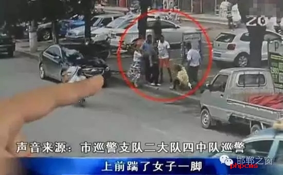 8月5日，市巡警支隊(duì)二大隊(duì)四中隊(duì)巡警在水廠路上巡邏時(shí)，突然一名神色慌張的男子攔下了警車(chē)，男子向巡警說(shuō)他的愛(ài)人被打了。巡警立即查看情況，發(fā)現(xiàn)一名約30歲的女子手捂腹部倒在便道上，巡警立即撥打了110和120。經(jīng)了解得知，受傷女子于某某已懷有兩個(gè)月身孕，于某某的丈夫與男子有經(jīng)濟(jì)糾紛，當(dāng)天男子找于某某的丈夫要錢(qián)，結(jié)果起了爭(zhēng)執(zhí)。巡警從醫(yī)院了解到于某某不幸流產(chǎn)。