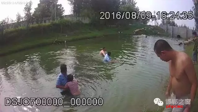 8月9日，邯鄲邱縣新馬頭鎮(zhèn)恒莊村南、駕校南側(cè)河道內(nèi)有一男一女兩人落水，民警接警后迅速趕到現(xiàn)場(chǎng)將二人拖上岸。經(jīng)了解得知，二人系夫妻，當(dāng)日二人開車從家里出來(lái)到縣城辦事，路上因瑣事發(fā)生爭(zhēng)吵，車子開到駕校南側(cè)河邊時(shí)，男子氣憤的停下車，跳入河中聲稱要自殺，其妻見狀也跳進(jìn)了河里，要一起去死。