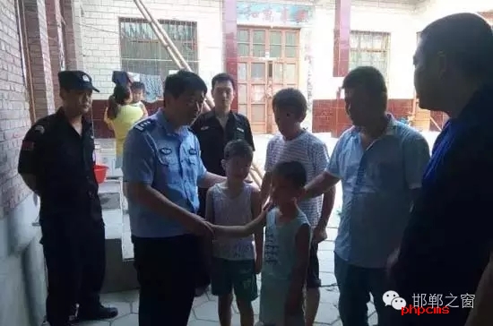 8月11日上午，邯鄲館陶縣公安局指揮中心接到報(bào)警，柴堡鎮(zhèn)劉村李某因欠柴堡鎮(zhèn)武張屯村李某某錢(qián)款，李某某將李某的兩個(gè)兒子（一個(gè)10歲，一個(gè)8歲）拘禁。民警迅速趕到現(xiàn)場(chǎng)，發(fā)現(xiàn)李某家街門(mén)被反鎖，民警登上盤(pán)梯與嫌疑人談話(huà)，穩(wěn)定其情緒，做其思想工作，當(dāng)日下午17時(shí)20分許，兩個(gè)小男孩被成功解救。