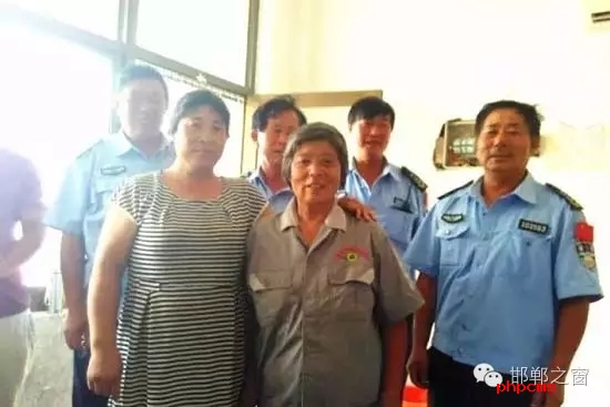 8月10日下午，何某到臨漳縣醫(yī)院給孩子看病，不慎將錢(qián)包丟失?？h醫(yī)院保潔員張付榮打掃衛(wèi)生時(shí)，在走廊坐椅上發(fā)現(xiàn)了錢(qián)包，看了看錢(qián)包里有很多錢(qián)和卡，她在原處等了好久也沒(méi)見(jiàn)人來(lái)領(lǐng)取，便將錢(qián)包送到保安室，經(jīng)清點(diǎn)發(fā)現(xiàn)里面有2700多元現(xiàn)金及銀行卡。幾經(jīng)周折，終于找到了著急尋找錢(qián)包的何某，通過(guò)確認(rèn)無(wú)誤后，將錢(qián)包交還到了失主手中。