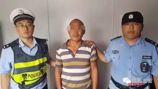 8月12日9時(shí)許，邯鄲大名鋪上高速口檢查站執(zhí)勤民警在對(duì)一輛由魏縣開(kāi)往北京客車進(jìn)行安檢時(shí)，發(fā)現(xiàn)一名網(wǎng)上逃犯。經(jīng)核查，該男子為王某平，系涉嫌濫伐林木網(wǎng)上逃犯。該王于今年3月份在未有辦理《林木采伐許可證》的情況下，亂砍濫伐林木97棵。