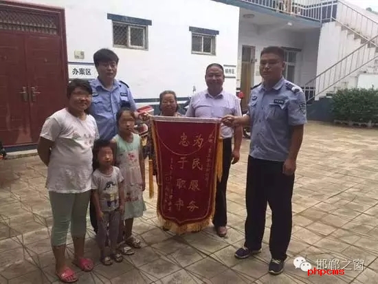 8月份，雞澤縣局店上派出所在開(kāi)展入戶訪查工作中了解到，2011年，浮東三村村民孟某與外地女子唐某（云南省昭通市人）結(jié)婚，戶口沒(méi)有遷移，因是二婚，妻子唐某帶有的三個(gè)孩子也跟隨孟某生活，三個(gè)孩子均沒(méi)有戶口。不幸的是，其妻子唐某在2015年年底因車禍死亡，三個(gè)孩子無(wú)法取得醫(yī)學(xué)證明，就一直未能申報(bào)戶口。民警在獲悉此情況后，主動(dòng)上門對(duì)這3個(gè)無(wú)戶口孩子進(jìn)行入戶調(diào)查，經(jīng)過(guò)一周的緊張工作，雞澤縣局店上派出所會(huì)同縣局戶政股為這3個(gè)孩子解決了戶口問(wèn)題，最終將3個(gè)孩子的戶口頁(yè)交到孟某手中。