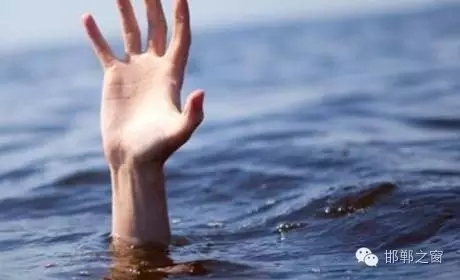 8月11日下午4點(diǎn)左右，邯鄲臨漳縣油房村村主任程艮生像往常一樣在自己負(fù)責(zé)的區(qū)域巡查，在快要接近漳河時(shí)，程艮生發(fā)現(xiàn)不遠(yuǎn)處有兩個(gè)人在水里撲騰。程艮生用盡全力將兩人救上岸。“兩個(gè)孩子才十八九歲，正值大好年華?！被貞浧甬?dāng)時(shí)情形，程艮生依然心有余悸。