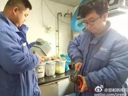 2月28日，邯鄲華潤燃?xì)夤竟ぷ魅藛T對我市叢臺(tái)花園，滏新家園等燃?xì)庥脩暨M(jìn)行安檢，截止目前，該公司已入戶安檢21938戶，發(fā)現(xiàn)隱患并整改1564戶。根據(jù)相關(guān)規(guī)定，燃?xì)饨?jīng)營企業(yè)每兩年需對所管轄范圍內(nèi)的燃?xì)庥脩暨M(jìn)行一次入戶安全檢查工作，其目的是查找安全隱患，確保用戶安全用氣。