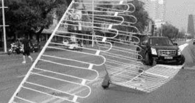 2月13日晚，在河北省邯鄲市渚河路與光明大街交叉口發(fā)生的一起交通逃逸事故。剛輸完液的受害人從羅城頭村口由南向北行駛，正準(zhǔn)備左轉(zhuǎn)時(shí)，卻被迎面而來的逆行車輛撞飛在地，該司機(jī)并沒有停車，而是加速向南行駛，瞬間就消失的無影無蹤了。 隨后，邯山大隊(duì)事故科的民警趕到現(xiàn)場。查出這輛肇事車輛就在這起事故發(fā)生的三分鐘前，就在位于中華大街渚河路東南角的金業(yè)小區(qū)的停車場，撞斷停車場的欄桿后加速逃離了現(xiàn)場。 而前面的這起事故，應(yīng)該就是該車在逃逸的過程中行駛到羅城頭附近，撞人后再次逃逸。通過天網(wǎng)監(jiān)控顯示，這輛轎車拐進(jìn)一小區(qū)后，就一直沒有出現(xiàn)過。2月14日凌晨2點(diǎn)05分警車到達(dá)該小區(qū)，經(jīng)過近半個(gè)小時(shí)的搜索，民警在小區(qū)的一個(gè)角落里找到了這輛肇事車輛。這起發(fā)生在2月13號的交通肇事逃逸案宣告告破。