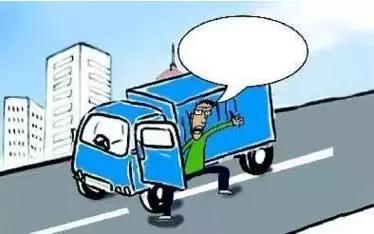 2月27日凌晨，邯鄲市一名男子套用其表哥A2駕駛證信息駕駛大貨車進(jìn)入市區(qū)，沒成想因?yàn)樽旖堑囊活w痣被交警看出破綻，不僅被公安機(jī)關(guān)依法行政拘留了15天，而且被罰款1500元。在事實(shí)面前，駕駛?cè)瞬坏貌怀姓J(rèn)自己無證，試圖用表哥的駕駛證蒙混過關(guān)。